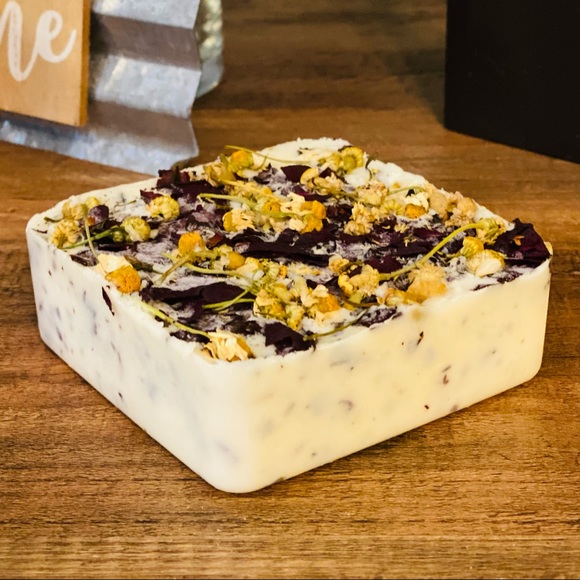 BOTANICAL Chamomile Rose Essential Oil Goat Milk & Cream Lather - Picture 2 of 2